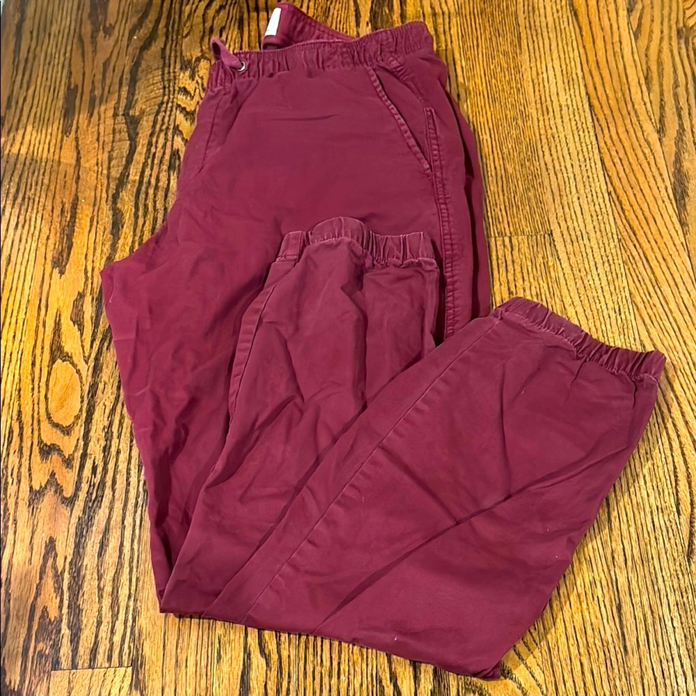 gaps men’s burgundy jogger.